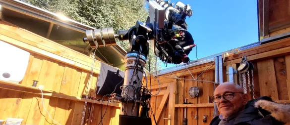 Klaus Eikmeier in seiner Sternwarte im heimischen Garten. Das Teleskop wiegt über 80 Kilo. Auch von Brake aus gelingen ihm dank ausgereifter Technik faszinierende Bilder aus dem Universum. - © Katrin Kantelberg