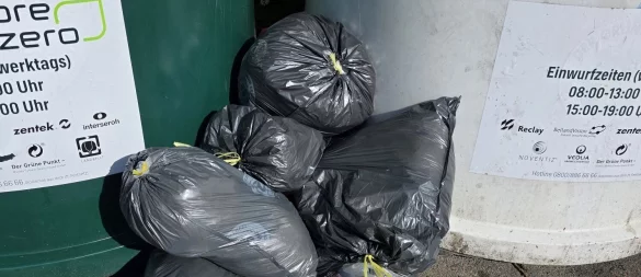 Regelmäßig werden graue Säcke gefüllt mit benutzen Windeln für Erwachsenen an Glascontainern in Horn-Bad Meinberg entsorgt. - © Stadt Horn-Bad Meinberg