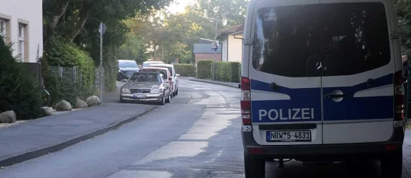 Einsatzfahrzeuge der Polizei stehen am Montagmorgen in der Georg-Weerth-Straße. - © Janet König
