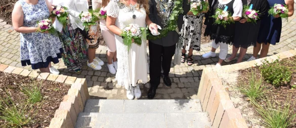 Die Throndamen Melanie Dorneau (von links), Dagmar Doppelstein, Imelda Birkemeyer, Dorina Schnur sowie Brigitte Schnepel, Martina Richter, Heidrun Meyer und Kathrin Laumann freuen sich mit dem Königspaar (vorne) Thorsten Linnenlüke und Sandra Vortmann-Schreiber auf ein tolles Schützenfest. - © Schützengesellschaft