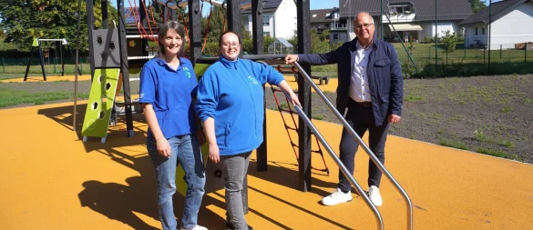 Tanja Frieben (links) und Martina Lohmer vom Förderverein der Grundschule freuen sich mit Bürgermeister Marcus Püster über den neu gestalteten Turngarten. - © Gemeinde Schlangen
