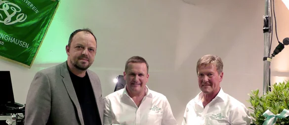 Timo Franz-Sauerbier vom Fußball- und Leichtathletik-Verband Lemgo übergibt eine Urkunde und ein großes Ehrenschild an Rolf Thoren und Klaus Lhotzky (von links). - © Rudi Rudolph
