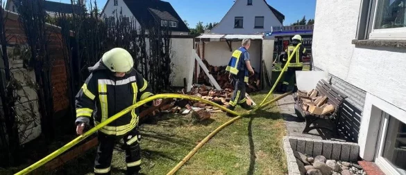 Die Feuerwehr Extertal hat die Hecke gelöscht. - © Löschzug Bösingfeld