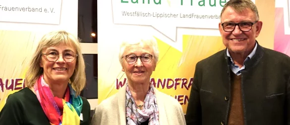 Marlies Witte (links) mit Stefan Behrens und Ulrike Rüggemeier. Letztere hat den Goldener Meisterbrief verliehen bekommen. - © Axel Bürger