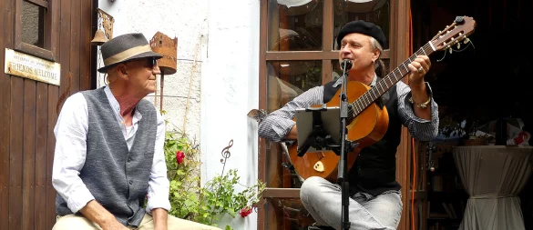 Nis Jesse (rechts) und sein Partner Klaus Ostermann bescheren dem Publikum eine abwechslungsreiche Seereise im Polhof - © Rudi Rudolph