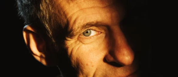 Thomas Philipzen war 20 Jahre lang Mitglied der Kabarettgruppe "Storno" und wandelt jetzt wieder auf Solo-Pfaden. Am Samstag, 25. April, präsentiert ihn die LZ im Kurtheater in Horn-Bad Meinberg. - © Kulturbüro OWL/Wohlsein live