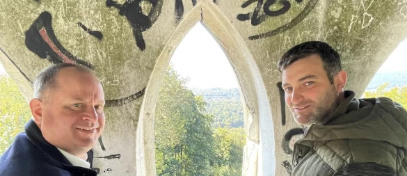 Blick aus dem Kahlenbergturm: Arne Brand (links, Allg. Vertreter Verbandsvorsteher und Leiter Abteilung Zentrale Infrastruktur) und Christopher Kroos (stellv. Leiter der Forstabteilung). - © Silke Buhrmester