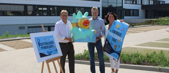 Jörg Karlikowski (von links, Geschäftsführer Stadtwerke Detmold), Andreas Schlichting (Technischer Leiter Stadtwerke) und Eva-Susanne Ellminger (Pressesprecherin Stadtwerke) vor dem neuen Gebäude. - © Kyrill von Matuschka