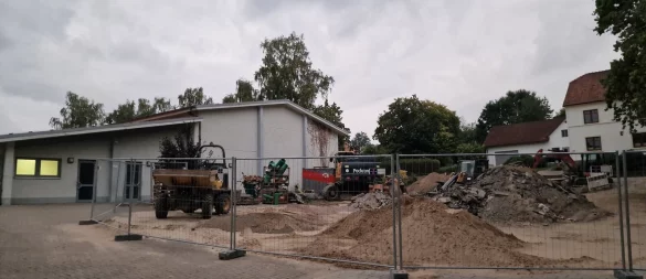 Der Musikschulpavillon ist abgerissen, ein Kanal verlegt. An dieser Stelle soll die neue Mensa der Grundschule Bösingfeld gebaut werden. Im Hintergrund ist die Sporthalle zu sehen. - © Nadine Uphoff