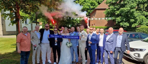 Fußballverrückte Familie und Freunde stellen sich nach der Trauung von Kristin und René Prehn zum Foto auf – sie können nicht nur die frisch Vermählten feiern, sondern auch den ebenso frischen Aufstieg des DSC Arminia. - © Oliver Prehn