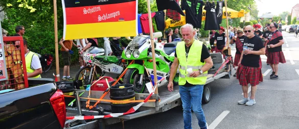 Beim Festumzug in Wüsten machten 21 Gruppen mit. - © Nicole Ellerbrake