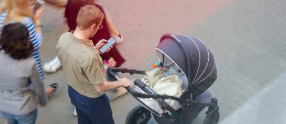 Die Blicke gelten Instagram und Co. statt dem Baby im Kinderwagen: Das kann fatale Folgen für die Bildung einer stabilen Eltern/Kind-Beziehung haben. - © SVIATLANA - stock.adobe.com