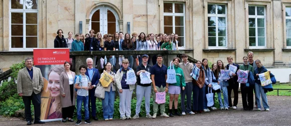 60 Teilnehmende freuen sich, gemeinsam mit Förderern, auf eine intensive und inspirierende Woche voller Musik. - © HfM Detmold/Plettenberg