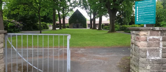 Pömpel sollen die Zufahrt zum Friedhof Rintelner Straße versperren. - © Katrin Kantelberg