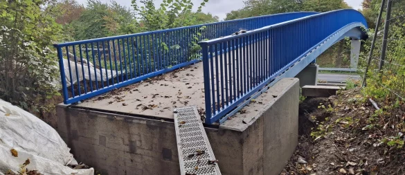 So präsentiert sich die "Schnapsbrücke" aktuell. Das Geländer ist zwar montiert, aber unter anderem fehlt die Anbindung an den Weg. Deswegen ist das rund 55 Meter lange Bauwerk über der A2 nach wie vor voll gesperrt. - © Katrin Klei