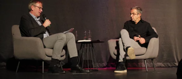 Navid Kermani (rechts) zusammen mit Dieter Bökemeier von der Lippischen Landeskirche.

Kermani_2: Der Publizist und habilitierte Orientalist Navid Kermani las am Sonntagabend aus seinem neuen Buch „Wenn sich unsere Herzen gleich öffnen – Über Politik und Liebe“. Foto Juliana Szabo - © Juliana Szabo