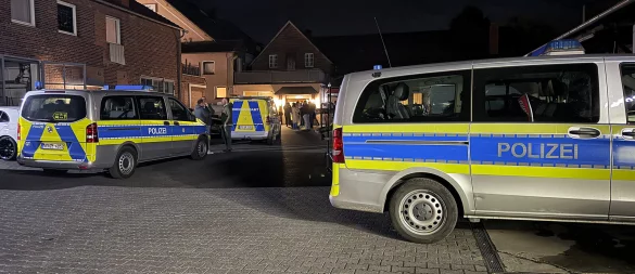 Ornungsamt, Zoll und Polizei haben am Donnerstagabend ein illegales Poker-Turnier im Veranstaltungsraum einer ehemaligen Gaststätte im Kaunitzer Ortszentrum beendet. Die Spieler werden aus dem Saal gewiesen. Einige diskutieren vor dem Eingang über das unplanmäßig frühe Ende des Abends.?Foto: Roland Thöring - © Roland Thöring