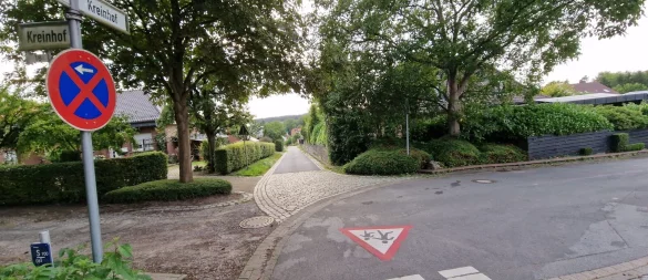 SPD und Grüne könnten sich vorstellen aus der schmalen Straße Kreinhof in der nähe der Grundschule Langenholzhausen eine Einbahn- oder Anliegerstraße zu machen. - © Nadine Uphoff