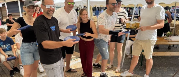Das "Unicorn-Beachteam" mit Romina Hommel, Pit Kramp, Torben Raatz, Gaby Diedrichs, Björn Pörschke, Jessica Pörschke sowie Michael Hommel (von links) sicherte sich den Sieg beim Spiel um den Haferbach-Pokal. - © Sandra Castrup