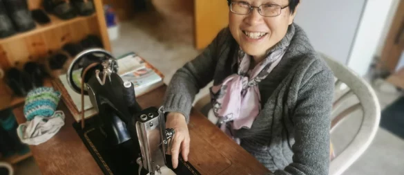 Jing Lin hat die Nähmaschine, an der sie arbeitet selbst repariert. - © Sylvia Frevert