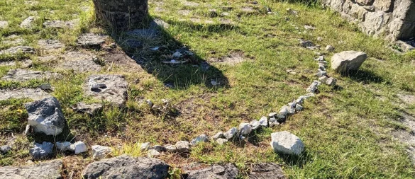 Steine wurden aus dem Mauerwerk der Burgruine gebrochen, um damit auf dem Burggelände Steinkreise und andere Kultzeichen zu legen. - © Die Falkenburg e.V.