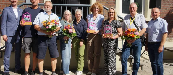 Freude über die Verleihung des Ehrenamtspreises im Rahmen des Lagenser Ehrenamtsfestes: (von links) Bürgermeister Matthias Kalkreuter, Nikolai Römer und Klaus Rott- schäfer (2. Platz – TuS Müssen Billinghausen), Frauke Froböse, Ingrid Harke und Maren Bicker (3. Platz- Landfrauen des Ortsverbandes LippeWest), Bianca Sievert und Konrad Soppa (1. Platz -Stadt- führer Lage der Ortsgruppe Lage des Lippischen Heimatbundes) sowie Beigeordneter und Fachbe- reichsleiter Bildung, Jugend und Soziales, Frank Rayczik. - © Stadt Lage