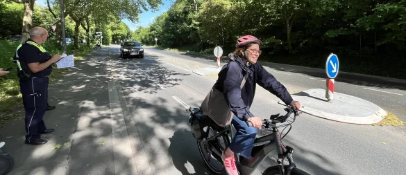 An der Hans-Hinrichs-Straße kontrolliert die Polizei am Donnerstag, ob sich die Autofahrer an das Überholverbot halten. An der Mittelinsel dürfen Radfahrer nicht passiert werden. Sonst wird’s teuer. - © Till Brand