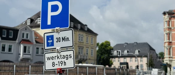 Auf dem Baugrundstück an der Hornschen Straße können Autofahrer 30 Minuten lang kostenlos parken. - © Raphael Bartling