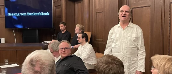 Die fünf Angeklagten im Auschwitzprozess Boger, Capesius, Stark, Kaduk und Mulka, tragen weiße Anzüge. Im schwarzen Anzug ihr Anwalt. - © Silke Buhrmester