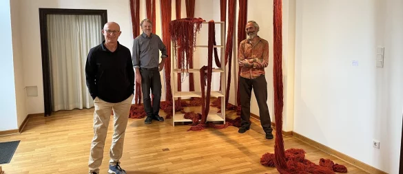 Ernst Thevis, Axel Plöger und Nils Grube (von links) geben einen Einblick in die Jahresausstellung des Lippischen Künstlerbundes. Hier zu sehen ist die Installation "Verstrickungen" von AnnieLuu Fischer. - © Jana Beckmann