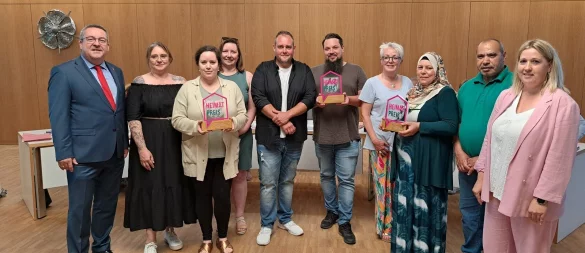 Nicole Plugge, Leiterin des Ehrenamtsbüros des Kreises Lippe (rechts), und Landrat Dr. Axel Lehmann (von links) mit den Gewinnern des Heimat-Preises Michaela Helmig, Jasmin Lühring und Katharina Hoffmann (Herzenswunsch OWL), Marc Niehage und Julien Pietrek (Die Mönche vom Berch), sowie Friederike David, Souraya Ebrahim und Sami Shalaby (Südstadtgärten Oerlinghausen). - © Carolin Brokmann-Förster