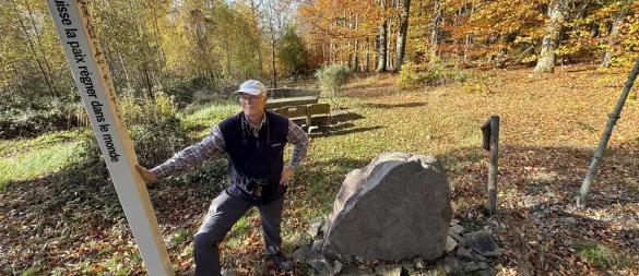 Martin Düsterberg findet am St. Michaelplatz in Bad Salzuflen-Retzen seinen Ort des Friedens. - © Sven Kienscherf