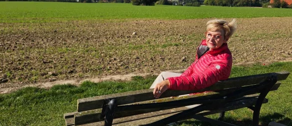 Regina Arendt sitzt auf ihrer Lieblingsbank in Wüsten. - © Richard Arendt