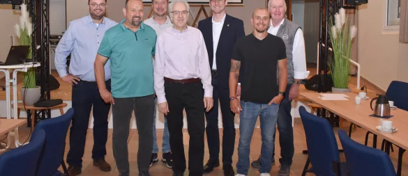 Bürgermeister Matthias Kalkreuter (Dritter von rechts) begrüßte die Fachreferenten und Organisatoren Marc Jansen (Kommunal Agentur NRW, ganz links, im Weiteren von links), Sven Anders (Fachteamleiter Stadtentwässerung), Jan Runte (Fachteam Stadtentwässerung), Walter Kolditz (Ingenieurbüro Redeker), Sven Ranft (Fachteam Stadtentwässerung) und Peter Wingenbach (Firma BIRCO) der Informationsveranstaltung. - © Stadt Lage