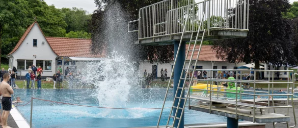 Der "Arschbomben-Wettbewerb" beim Freibadfest im Eggebad-Horn - © Jan Schillmann