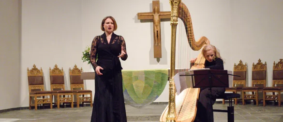 Pia Viola Buchert (Mezzosopran) und Jenny Meyer (Harfe) stellen Kontakt zum Publikum her. - © Friedrich Wilhelm Rödding