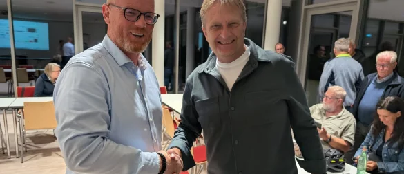 Erleichterung im Dörentruper Bürgerhaus: Friso Veldink (links) und der CDU-Fraktionsvorsitzende Rainer Fornefeld beglückwünschen sich gegenseitig zu den guten Ergebnissen. - © Annika Langhagel