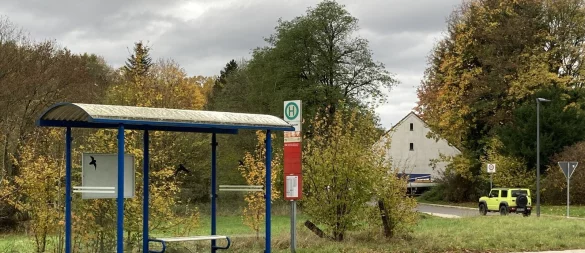 Nur bis zur Bushaltestelle geht der Fußweg an der Externsteiner Straße bei Holzhausen-Externsteine. - © Cordula Gröne