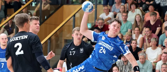 Lemgos Neuzugang Joel Willecke lässt seinen Gegenspielern Casper Brockmeyer (hinten rechts) und Tim Weischer (Nummer 2) das Nachsehen. - © Paul Cohen