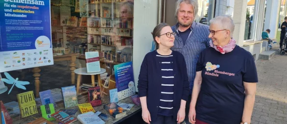 Mehr reden: Das Blomberger Bündnis setzt sich gemeinsam mit Kerstin Mohme (links) von der Buchhandlung buchstäplich dafür ein, im Gespräch Brücken zu bauen. Henning Arnecke und Petra Hölscher freuen sich über das neue Themen-Schaufenster. - © Marianne Schwarzer