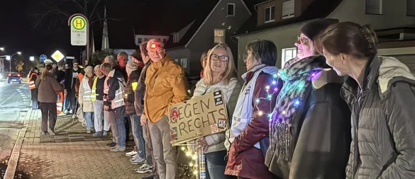 Die Demonstranten entlang der Wasserfuhr stehen für demokatischen Zusammenhalt. - © Sandra Castrup