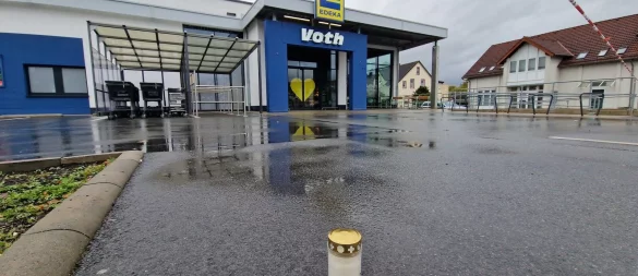 Ein einsames Grablicht steht vor dem Edeka-Markt in Lemgo-Brake, in dem sich am Montagabend eine Bluttat ereignet hat. Dabei starb ein 16-jähriger Lemgoer. - © Nadine Uphoff