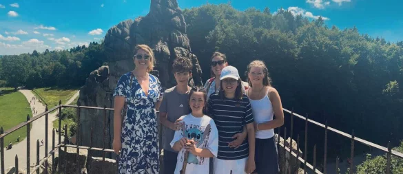 Gemeinsam an den Externsteinen: Aurélie Eson (von links), Léandrin, Soline, Melanie Döblit, Louis und Lena (15). - © Aurélie Eson