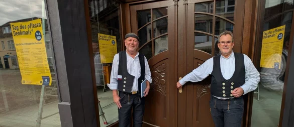 Hereinspaziert zur Besichtigung: Mit viel Liebe zum Detail haben die Brüder Andreas (links) und Guido Kramp das ehemalige Hanse-Center über Jahre saniert. Auch die Einganstür wurde nach historischem Vorbild angefertigt. - © Annika Langhagel