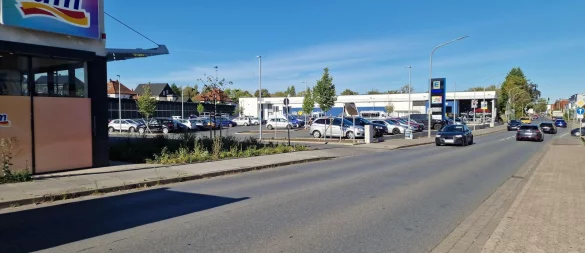 Von der Lemgoer Straße aus dürfen Autofahrer nicht auf den Parkplatz von "dm" und Edeka fahren. - © Archivfoto: Nadine Uphoff