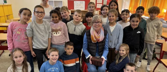 Märchenerzählerin Ariane Höpker (Mitte) gelingt es, die Grundschüler für den Umgang mit Sprache zu begeistern. - © Sandra Castrup