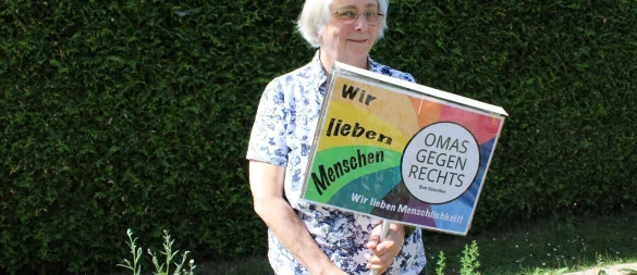 "Wir lieben Menschen": Sonja Rothermel gehört zum Orga-Team der "Omas gegen Rechts" in Bad Salzuflen. Sie ist unter anderem für Flyer und Infomaterial verantwortlich. - © Annika Langhagel