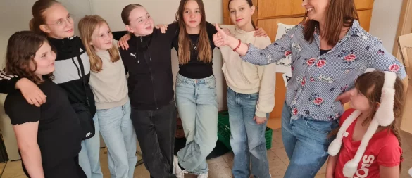 Sie gehören zu den Säulen des Jugendtreffs: Kathrin Dangers Schützlinge fühlen sich auch ein Jahr nach der Wiedereröffnung im Keller des katholischen Gemeindehauses offensichtlich sauwohl: (von links) Joline, Kim, Mia, Loredana, Paulina, Selina und Amiliy haben sichtlich Spaß und mögen die Leiterin sehr. - © Marianne Schwarzer