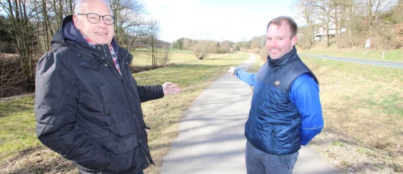 Vom Rastplatz Ilsetal Richtung Niederntalle parallel zur Taller Straße sollen an diesem Weg auf der linken Seite Bäume gepflanzt werden können. Das ist die Idee von Dieter Hartwig, Vorsitzender der Dorfgemeinschaft Talle (links), und seinem Stellvertreter Tobias Nolte. Doch Straßen NRW will Baumpflanzungen unter Verweis auf die geplante Renaturierung verhindern. - © Archivfoto: Jens Rademacher