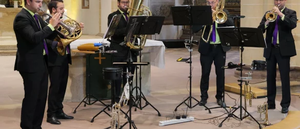 Das Leipziger Blechbläserquintett "Embrassment" entführt mit (von links) Nick Pscheidt, Luis Oliveira, Philipp Günther, Lars Proxa und Christian Scholz in märchenhafte Klangwelten. - © Thomas Krügler